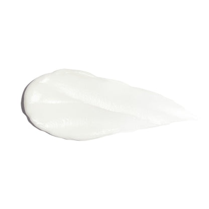 Application d’un sérum anti-âge à la texture crèmeuse soyeuse, formulé pour lisser les rides, raffermir la peau et améliorer visiblement l’élasticité cutanée.