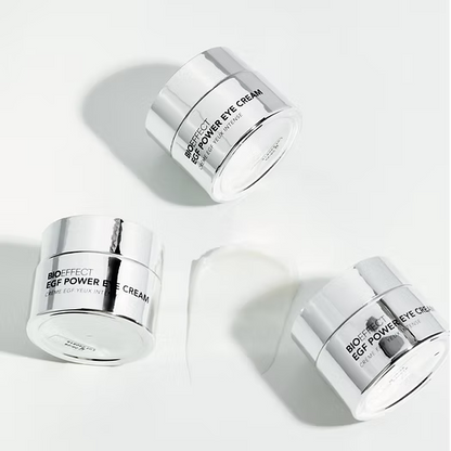 Trois pots de la creme EGF Power Eye Cream Bioeffect avec un zoom sur la texture lisse et riche du soin pour les yeux.