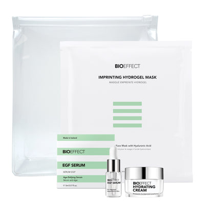 Presentation de la trousse Try me kit de Bioeffect incluant le serum EGF, la creme hydratante et le masque hydrogel, tous dans une pochette transparente.