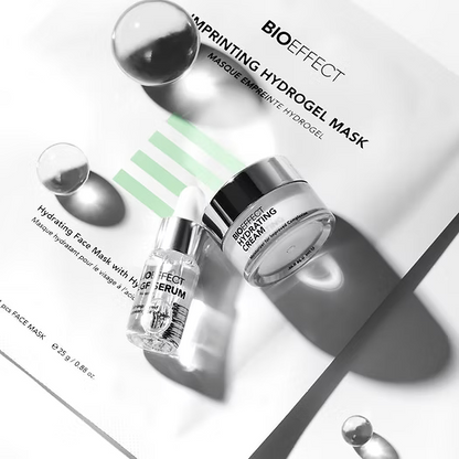 Vue detaillee de la trousse Bioeffect On The Go avec le serum EGF, la creme hydratante et le masque imprinting, parfaits pour une routine anti-age en format voyage.