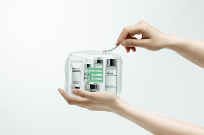 Trousse transparente Bioeffect contenant 5 produits soins en format voyage tenue a une main, parfaite pour les deplacements ou pour decouvrir la gamme essentielle.