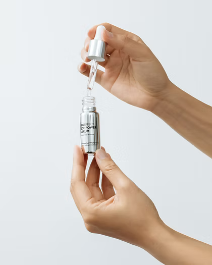 Flacon du sérum EGF Power BIOEFFECT photographié en studio avec fond clair, parfait pour mettre en valeur l’aspect haut de gamme et minimaliste de ce soin.