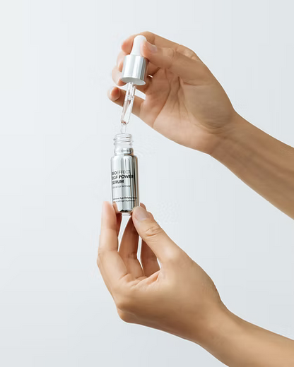 Flacon du sérum EGF Power BIOEFFECT photographié en studio avec fond clair, parfait pour mettre en valeur l’aspect haut de gamme et minimaliste de ce soin.