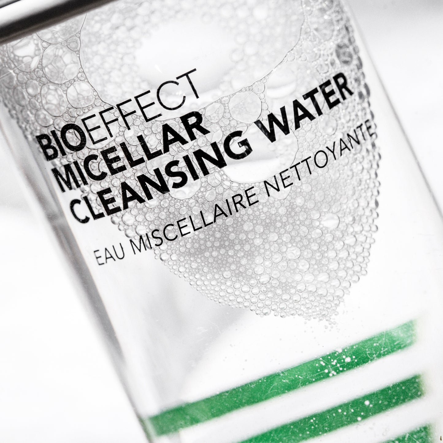 Gros plan sur les microbulles dans le flacon de l’eau micellaire nettoyante Bioeffect, révélant sa formule cristalline et ultra douce pour la peau.