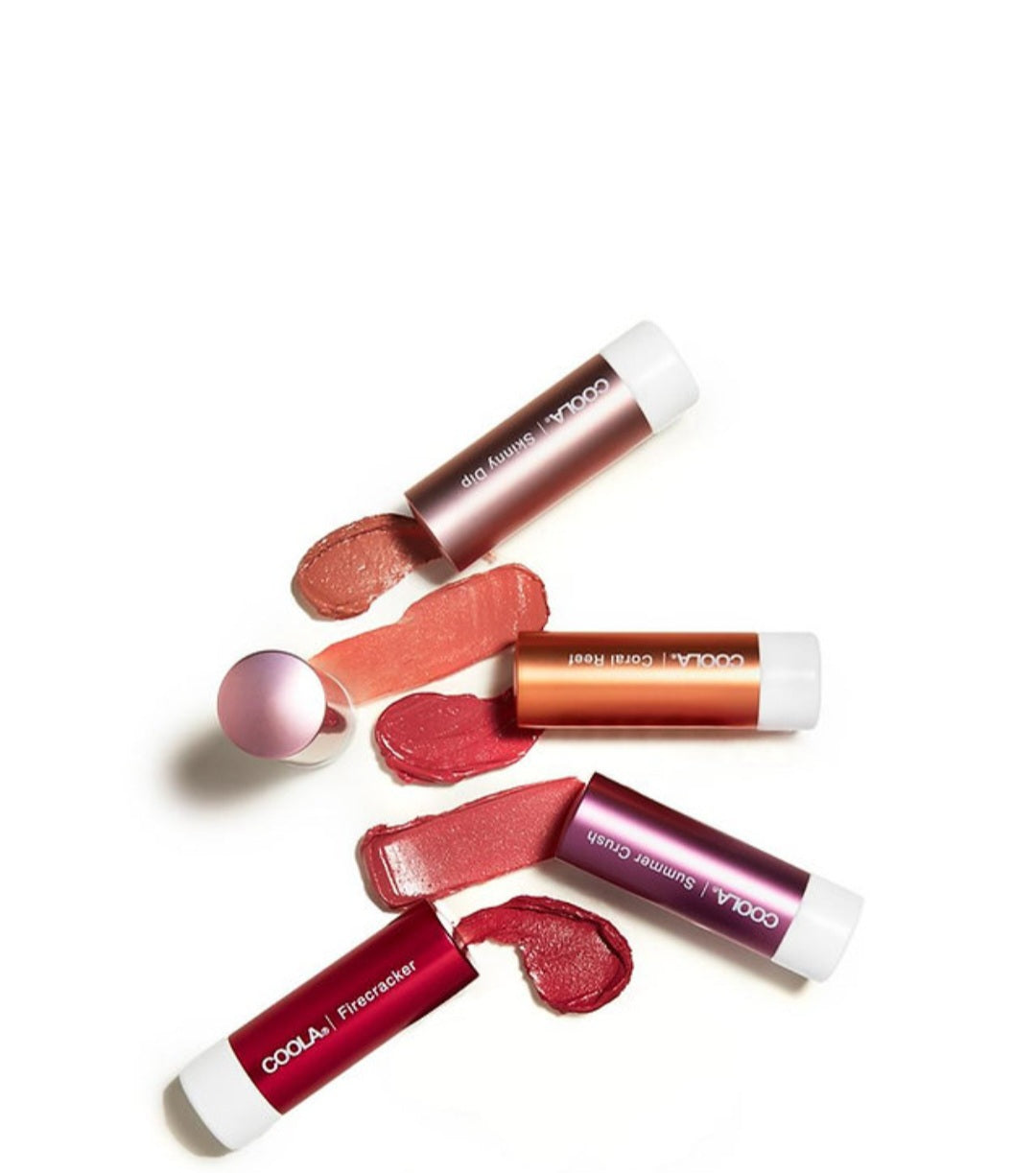 baumes levres mineraux fps 30 coola liplux avec teintes firecracker coral reef summer crush et skinny dip et pigments visibles sur fond blanc