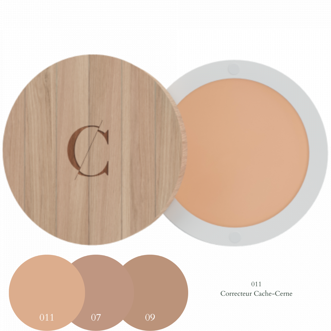 La teinte 011 du correcteur Couleur Caramel illumine les regards fatigués et neutralise les cernes bleutés tout en hydratant la peau.