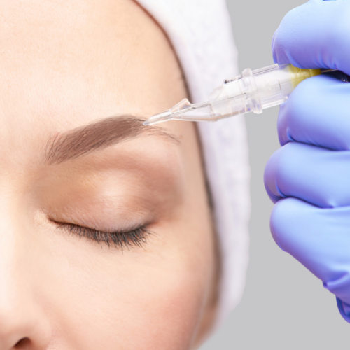 Technique douce de détatouage à l’eau saline pour atténuer ou retirer le maquillage permanent des sourcils en respectant la peau et ses besoins naturels.