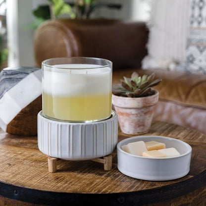 Diffuseur pour cubes de cire en céramique et bois, alliant design élégant et chaleur naturelle pour parfumer délicatement les espaces de vie.