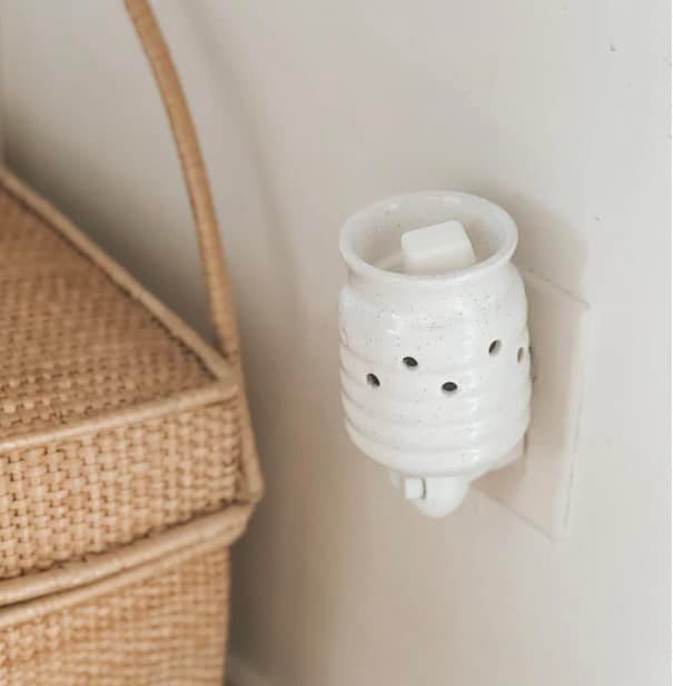 Diffuseur mural pour cire à brancher, discret et pratique pour embaumer chaque pièce avec des fragrances douces et naturelles.