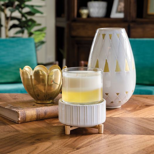 Diffuseur pour cire au style épuré et raffiné, parfait pour une diffusion d’huiles parfumées naturelles dans un décor harmonieux.