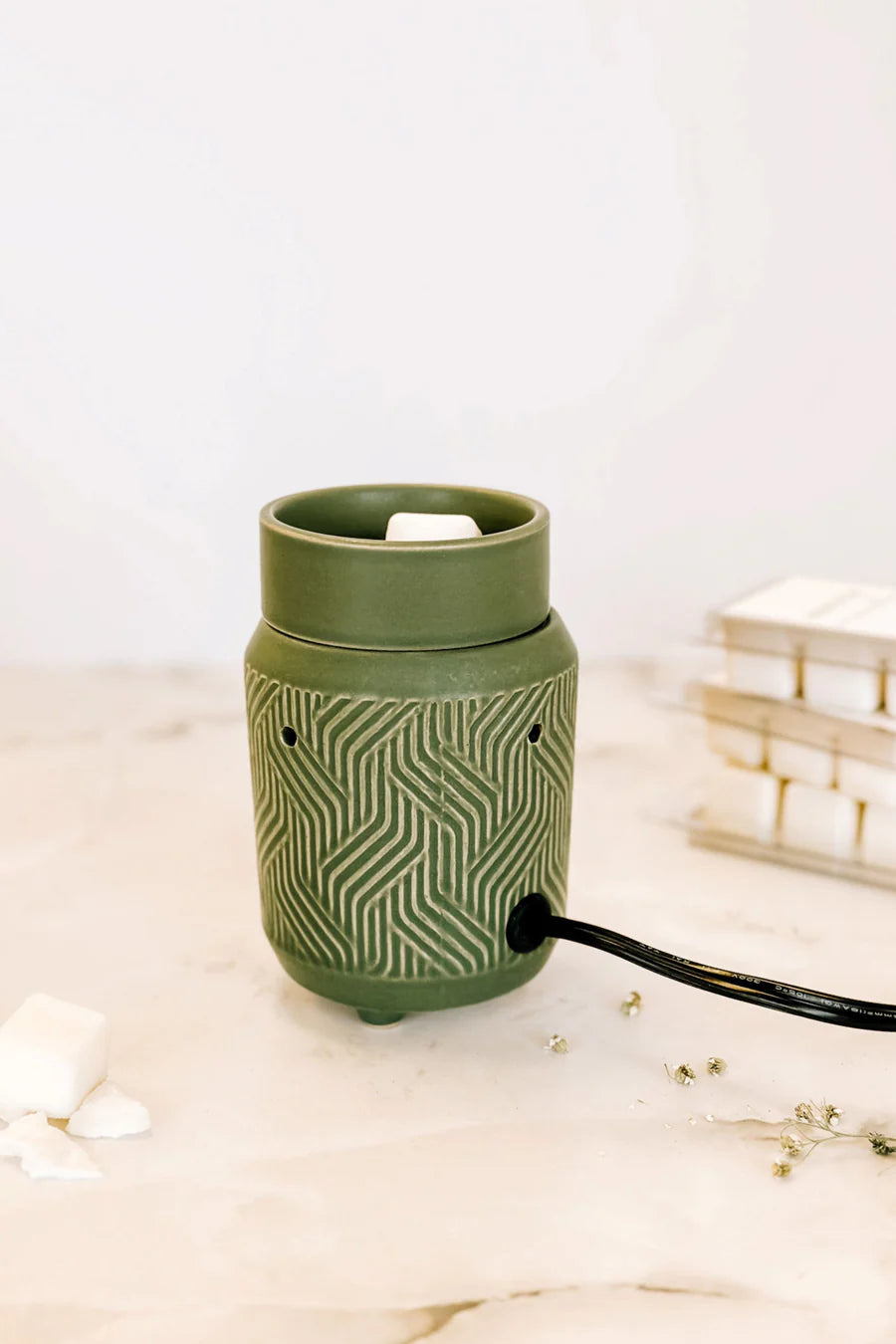 Diffuseur électrique pour cubes de cire avec cordon, fabriqué en céramique texturée pour allier efficacité et beauté dans l’art de la diffusion.