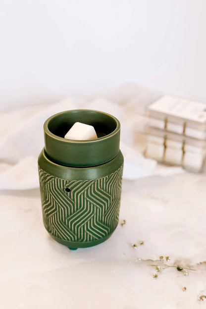 Diffuseur pour cire en céramique vert forêt, avec design texturé et cube de cire naturelle pour un rituel olfactif apaisant.