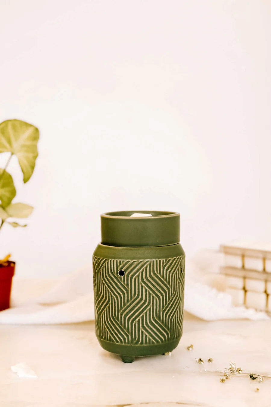 Diffuseur céramique vert au style minimaliste, conçu pour une diffusion douce et continue de cubes de cire aux arômes naturels.
