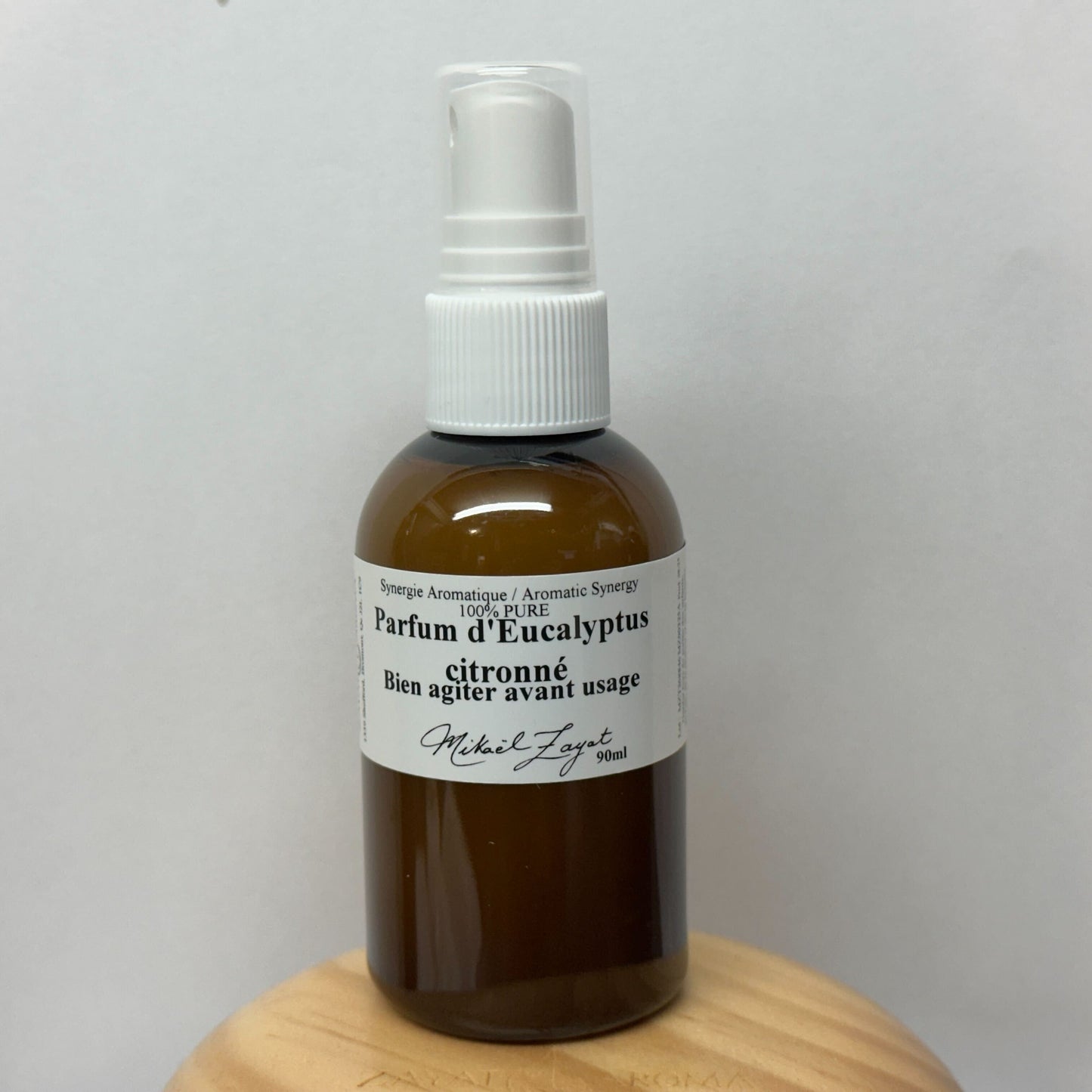 Flacon brun de spray naturel aux huiles essentielles, idéal pour une protection douce et efficace contre les tiques