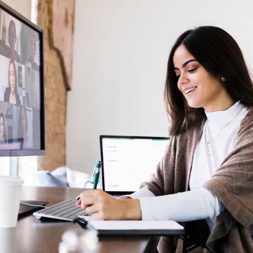 Rencontre en ligne chaleureuse avec une cliente pour partager mes connaissances, des conseils, des informaitons et ma passion pour les soins naturels dans un cadre inspirant.