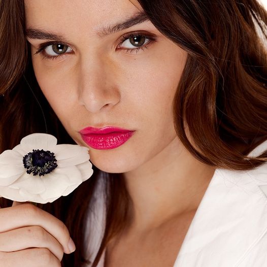 Teint éclatant et regard réveillé grâce au correcteur bio Couleur Caramel, pour une mise en beauté naturelle et harmonieuse.